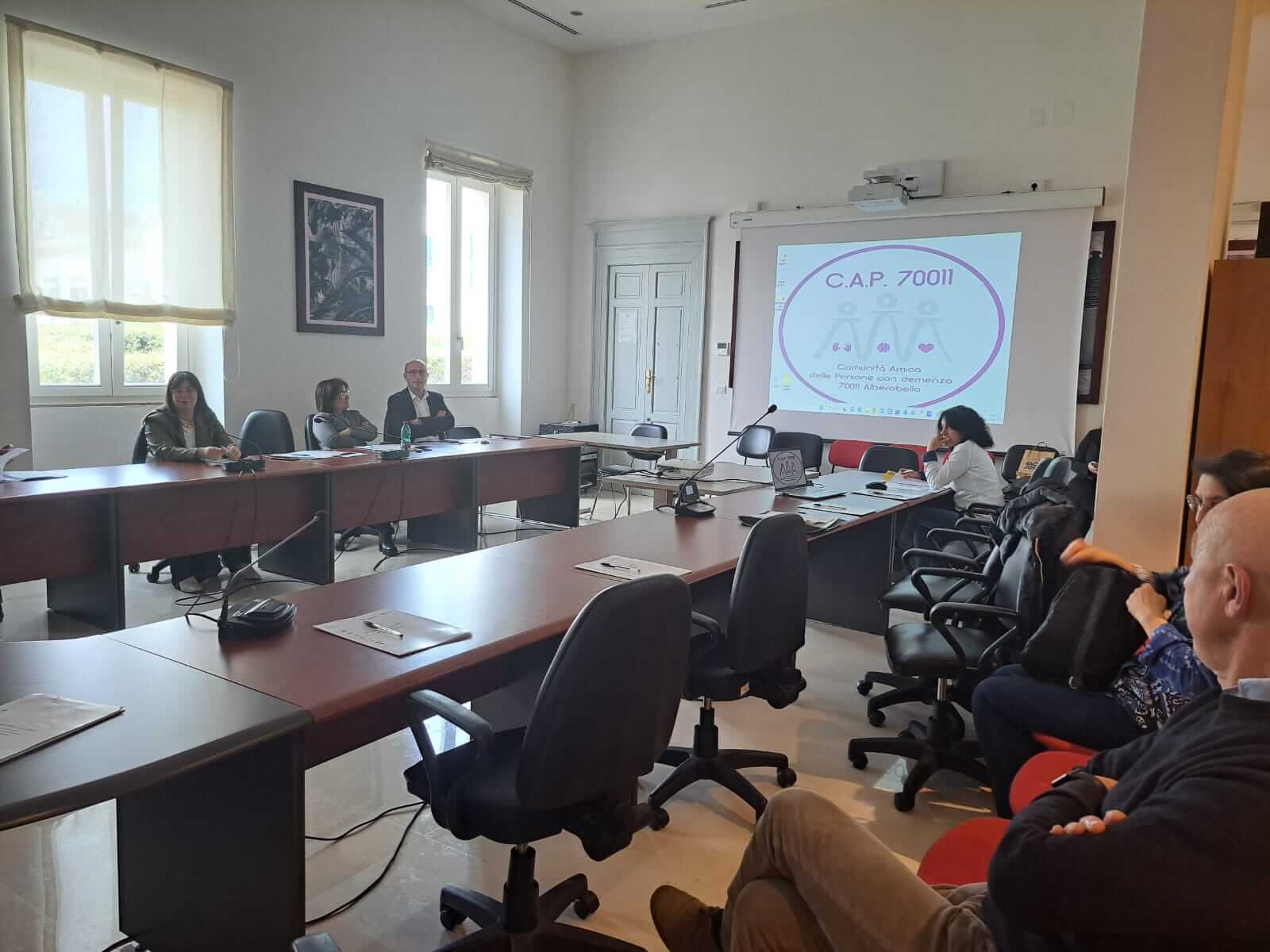 Nella sala consigliare del comune di Alberobello viene effettuato il primo incontro dell'Atelier Formativo relativo al Progetto CAP 70011. Vengono mostrate delle slide necessarie per supportare l'attivià di formazione.