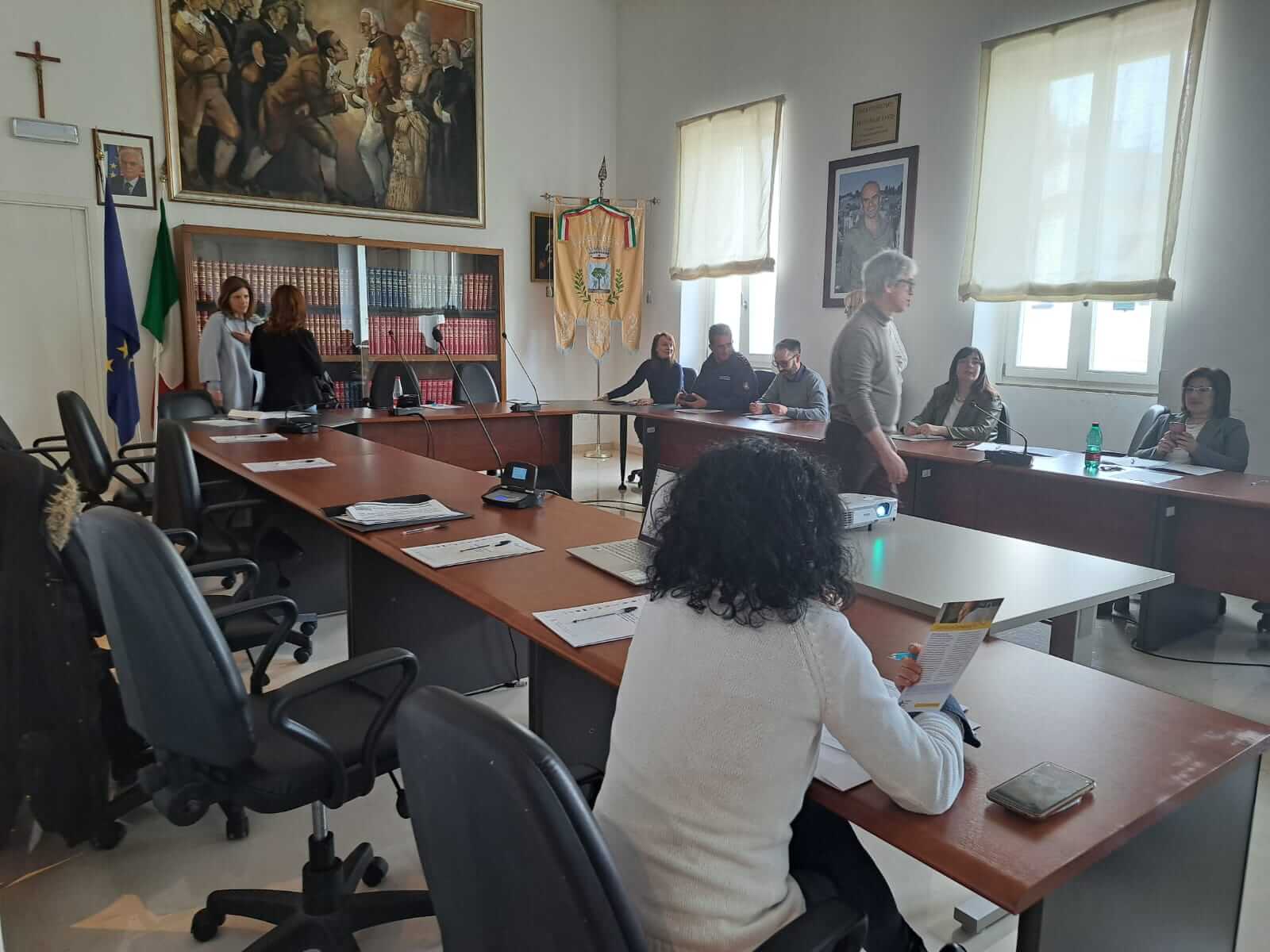 L'associazione Alzheimer Alberobello durante il primo incontro dell'Atelier Formativo relativo al Progetto CAP 70011 nella sala consiliare del comune di Alberobello.